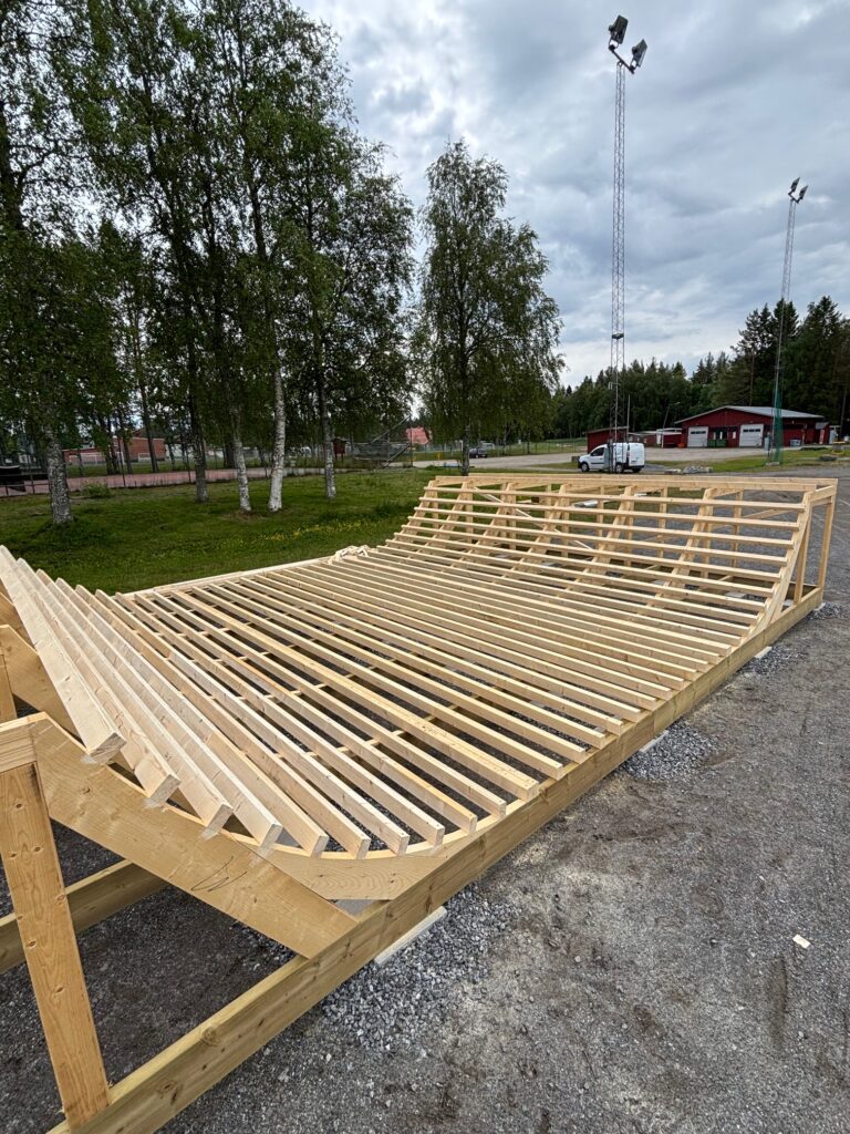 skateramp under uppbyggnad.