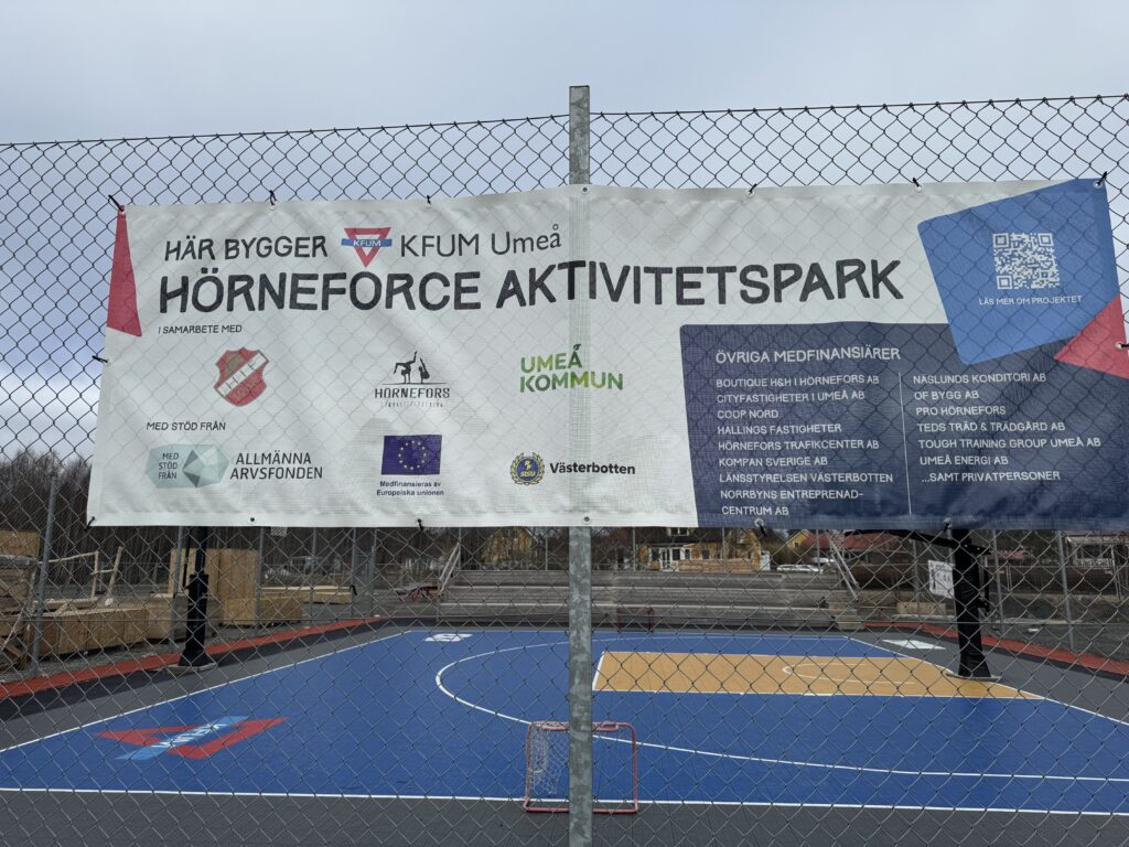 skylt på området för aktivitetsparken som visar att byggnation pågår